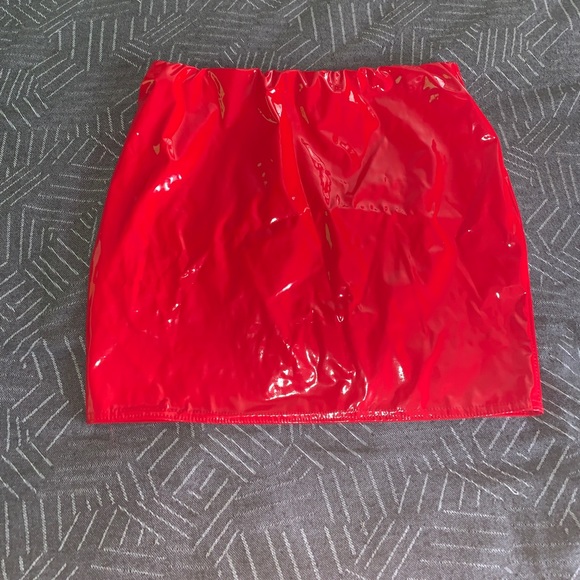 Red faux leather mini skirt - Picture 1 of 4